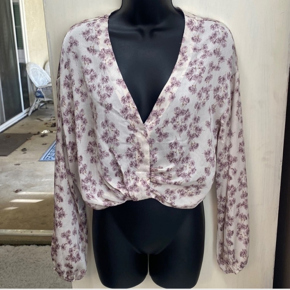 🌁 NWT: ASTR THE LABEL; CREAM & LILAC FLORAL BLOUSE.